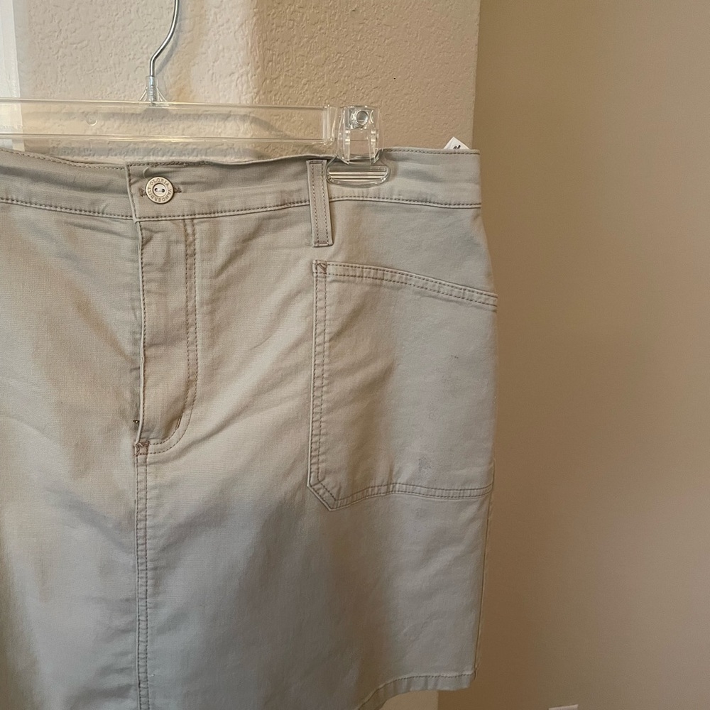 Gloria Vanderbilt beige skort - Picture 3 of 6